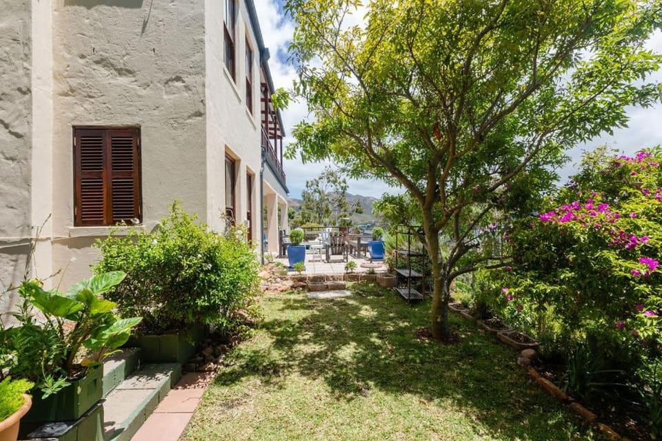 SEIA Dream offers stunning ocean views, sunny living spaces, plunge pool and terraces perfect for relaxing, Walk to Simons Town, Seaforth Beach, Boulders Beach penguins, high speed internet, smart TV and back up solar, ideal for families or remote work House in Cape Town