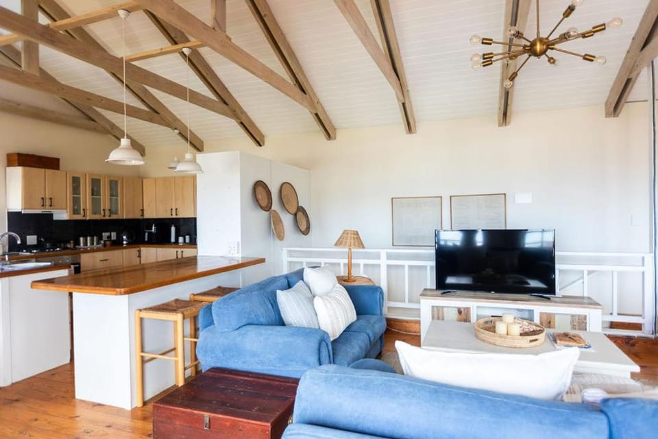SEIA Dream offers stunning ocean views, sunny living spaces, plunge pool and terraces perfect for relaxing, Walk to Simons Town, Seaforth Beach, Boulders Beach penguins, high speed internet, smart TV and back up solar, ideal for families or remote work House in Cape Town