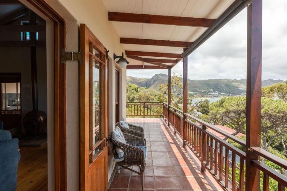 SEIA Dream offers stunning ocean views, sunny living spaces, plunge pool and terraces perfect for relaxing, Walk to Simons Town, Seaforth Beach, Boulders Beach penguins, high speed internet, smart TV and back up solar, ideal for families or remote work House in Cape Town