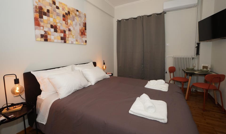 Bed, TV and multimedia, Bedroom, towels