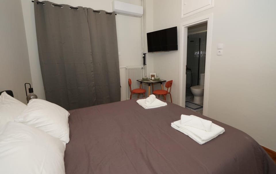 Bed, TV and multimedia, Photo of the whole room, Bedroom, towels, air conditioner