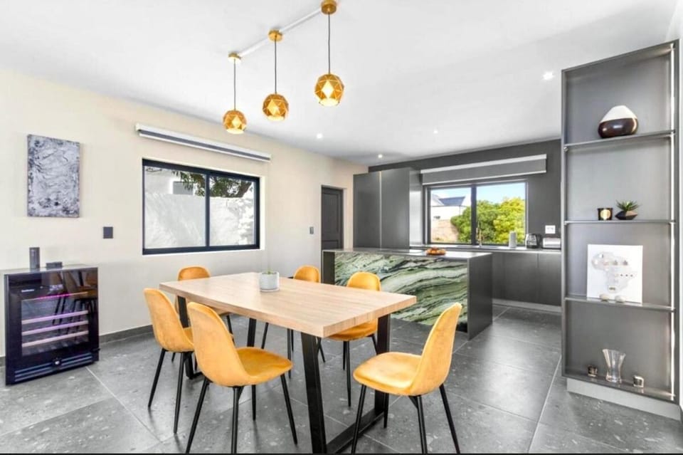 Seating area, Dining area, minibar
