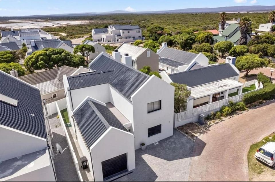 Property building, Natural landscape, Bird's eye view, Location, Parking