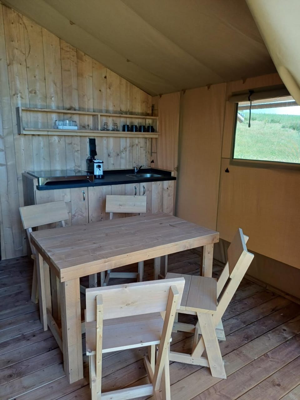 Kitchen or kitchenette, Dining area