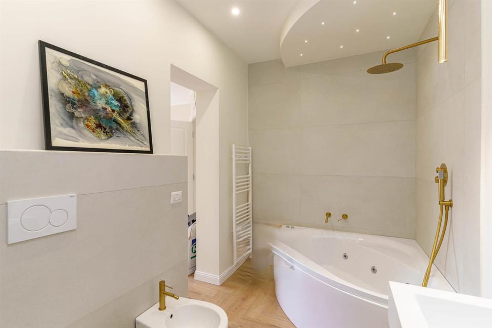 Hot Tub, Bathroom