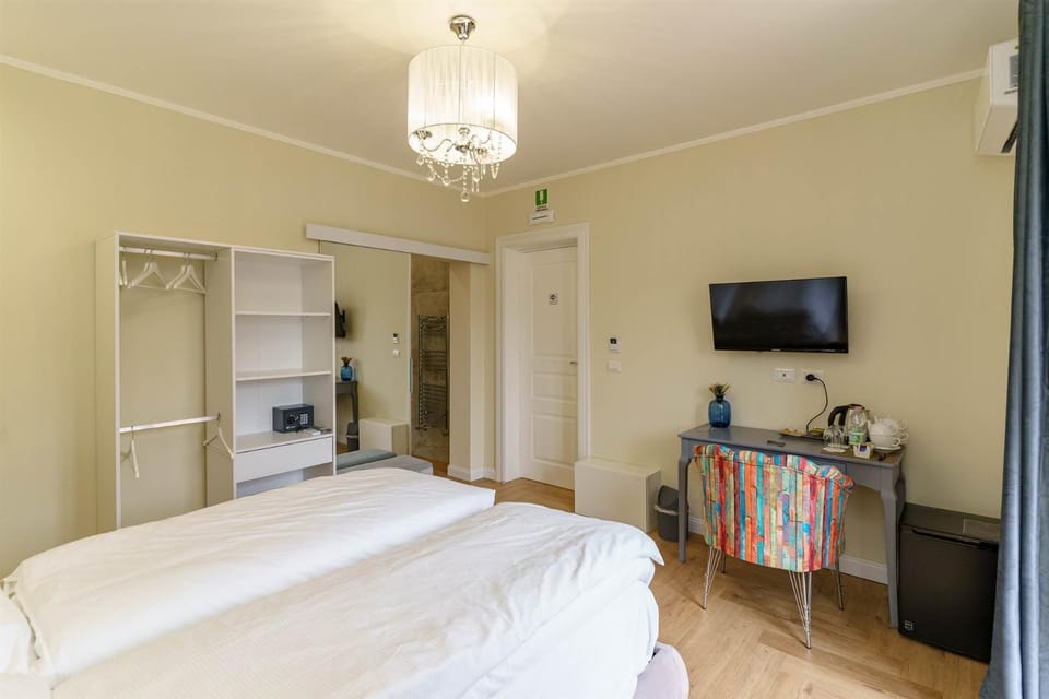 Bed, TV and multimedia, Photo of the whole room, Bedroom, wardrobe