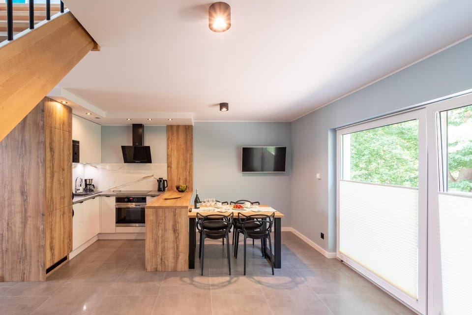 TV and multimedia, Kitchen or kitchenette, Dining area, oven, stove