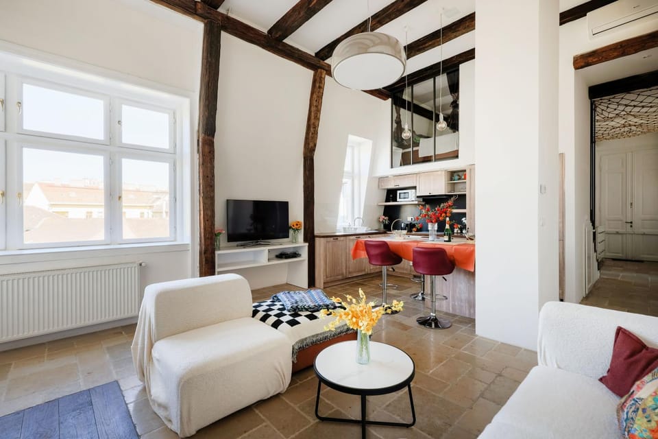 TV and multimedia, Kitchen or kitchenette, Living room, Seating area, Dining area