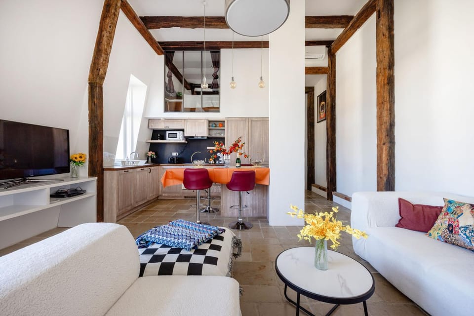 TV and multimedia, Kitchen or kitchenette, Living room, Seating area, Dining area