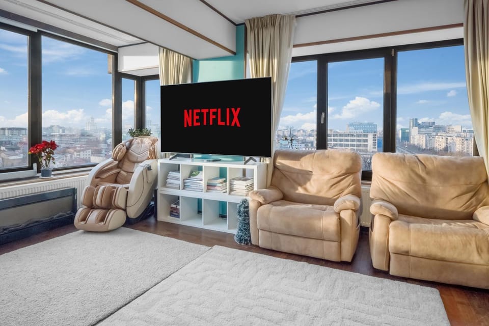 Communal lounge/ TV room, TV and multimedia, Living room, Seating area, Evening entertainment