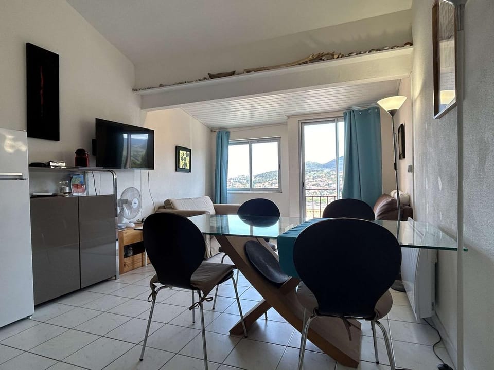 TV and multimedia, Living room, Dining area