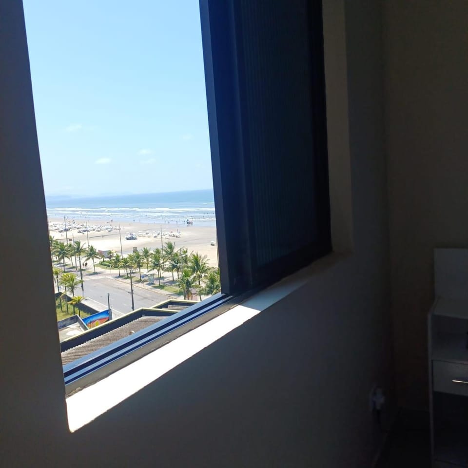 Pé na areia, frente mar, wi-fi e garagem coberta no Caiçara - PG Apartment in State of São Paulo