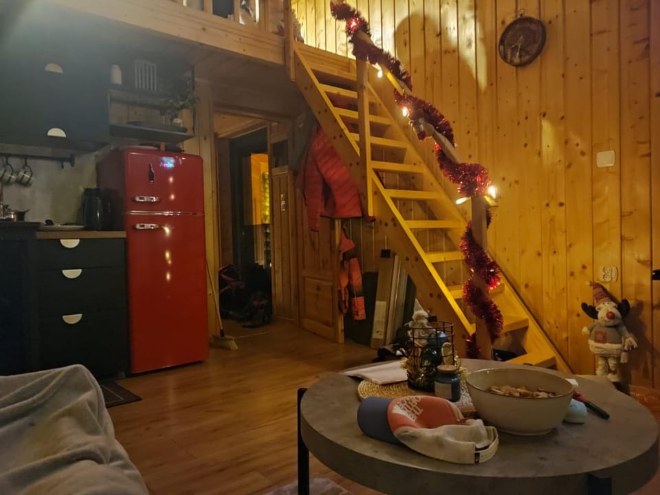 Kitchen or kitchenette, Food and drinks, Dining area