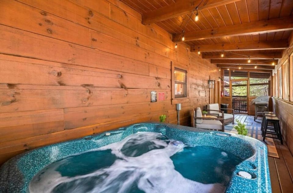 Kelly's Cozy Cabin 4 bedroom Parkway Cabin in Pigeon Forge