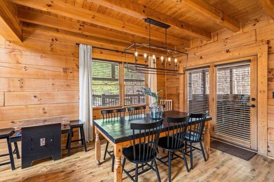 Kelly's Cozy Cabin 4 bedroom Parkway Cabin in Pigeon Forge