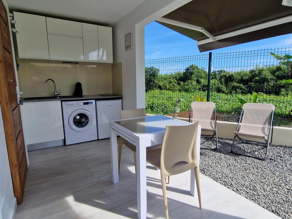 BUNGALOW PISCINE ZEN & GREEN - confort Bed and Breakfast in Petit-Bourg