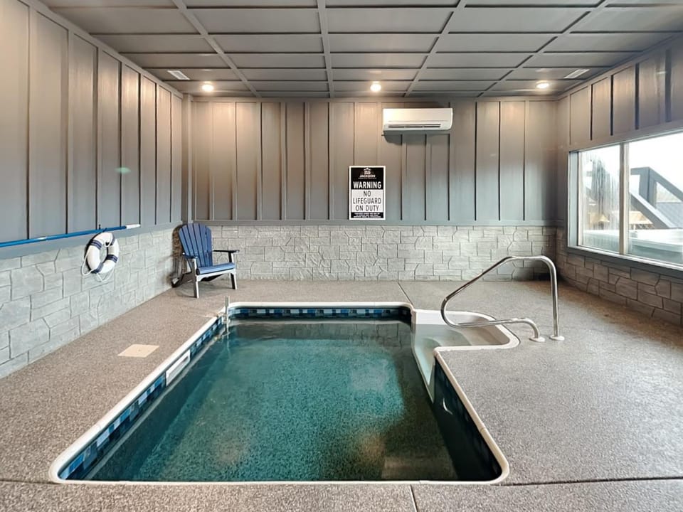 Seating area, Swimming pool, air conditioner