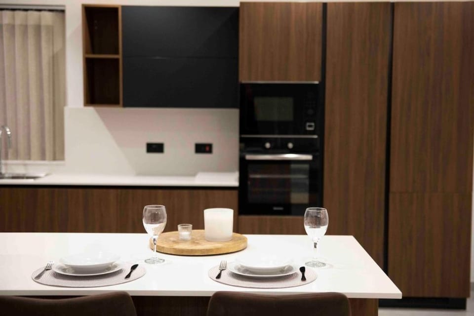 Flat 3, Large 3 bedroom Apartment, nearby Beaches & Countryside, Sleeps 11 Apartment in Saint Paul's Bay