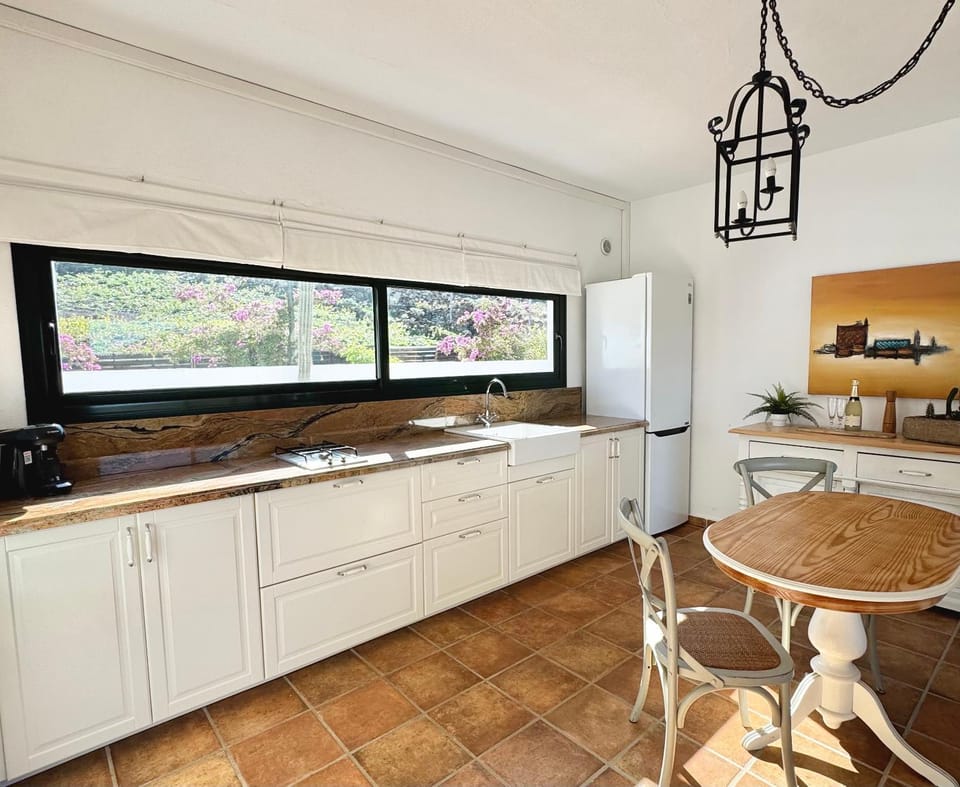 Kitchen or kitchenette, Dining area, stove