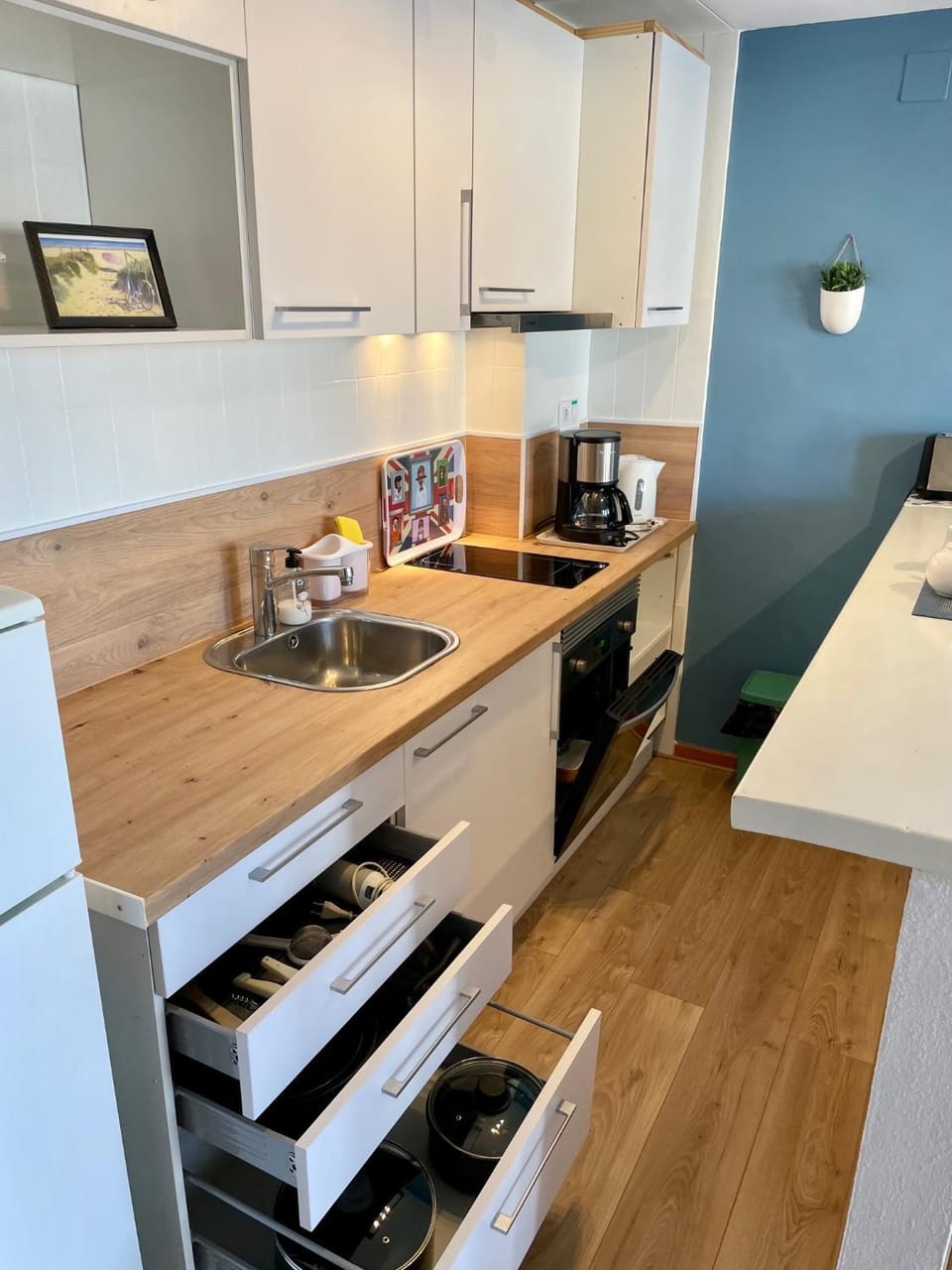 Coffee/tea facilities, oven, stove, toaster