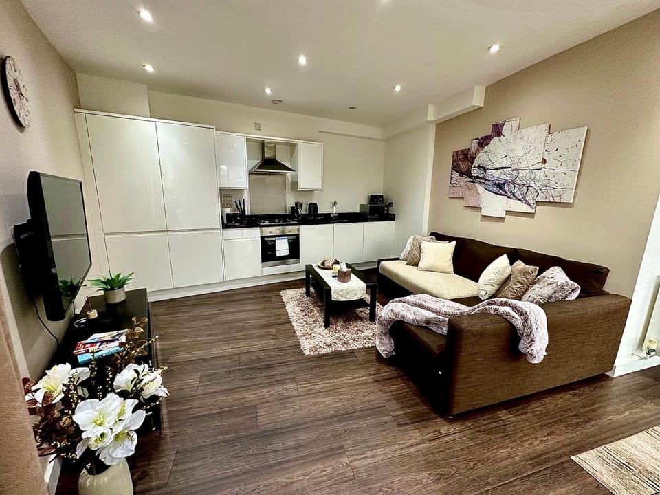 TV and multimedia, Coffee/tea facilities, Kitchen or kitchenette, Living room, Seating area