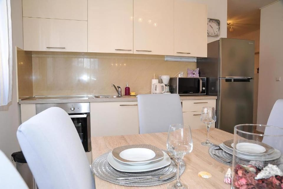 Kitchen or kitchenette, Living room, Seating area, Dining area, oven, stove