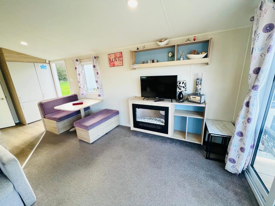 TV and multimedia, Living room, Photo of the whole room, Seating area, Dining area