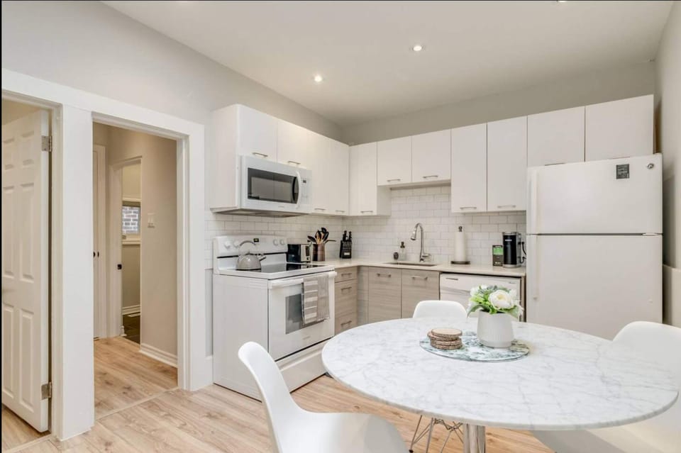 Kitchen or kitchenette, Dining area, oven, stove, toaster
