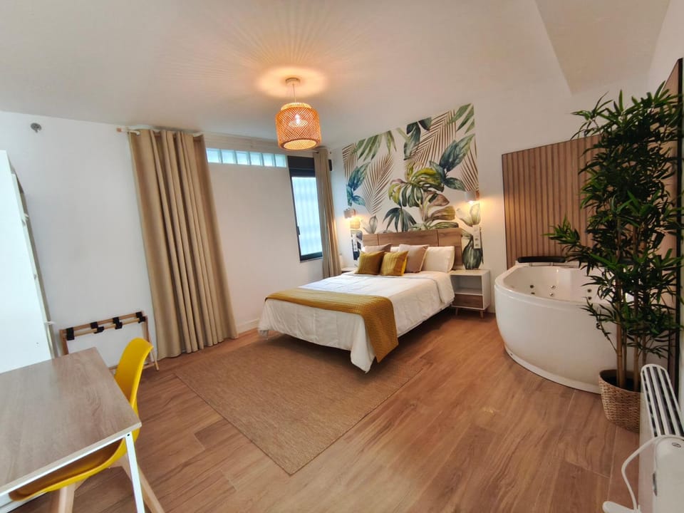 Bed, Hot Tub, Bedroom