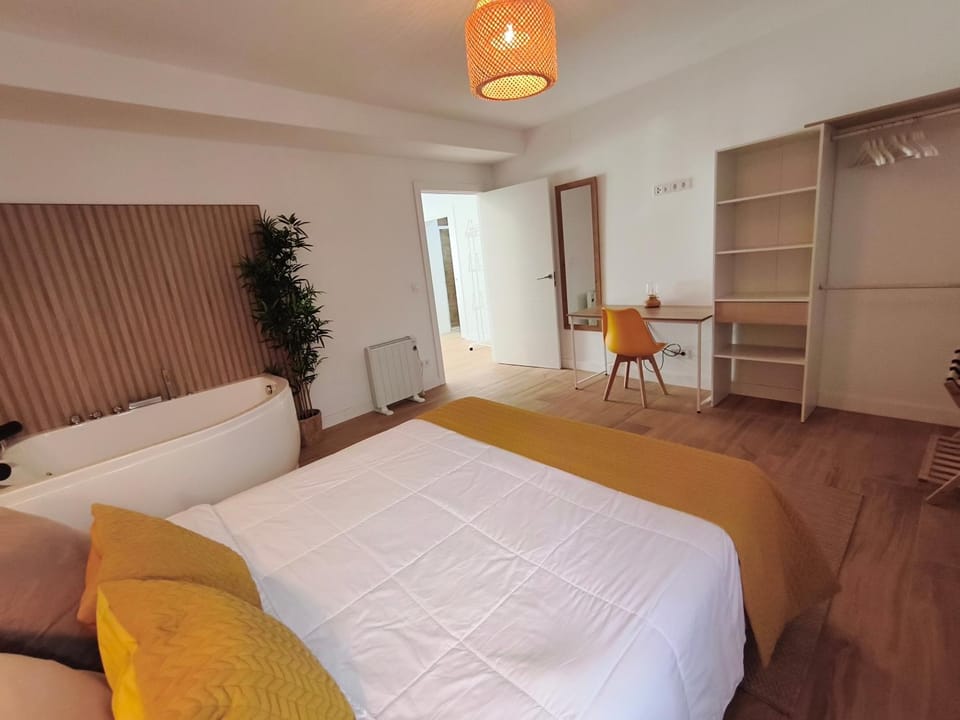 Bed, Hot Tub, Bedroom, wardrobe