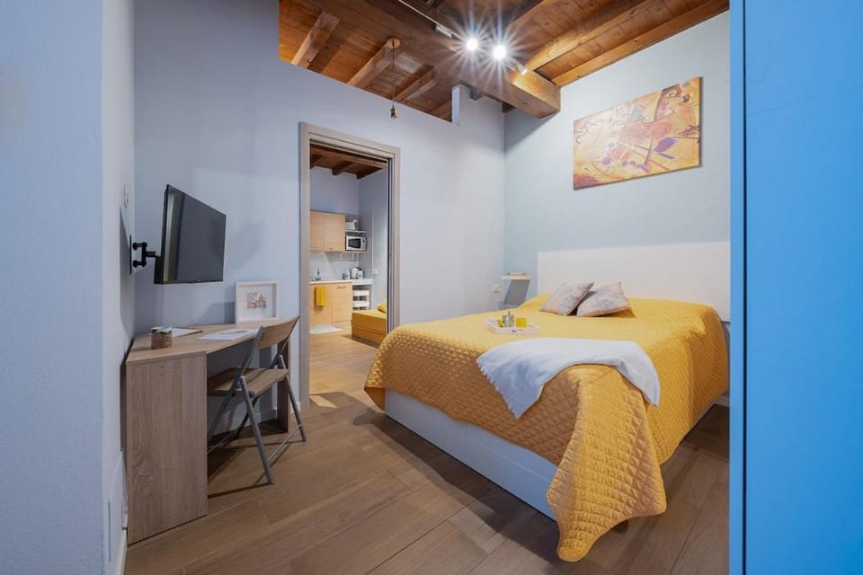 Bed, TV and multimedia, Bedroom