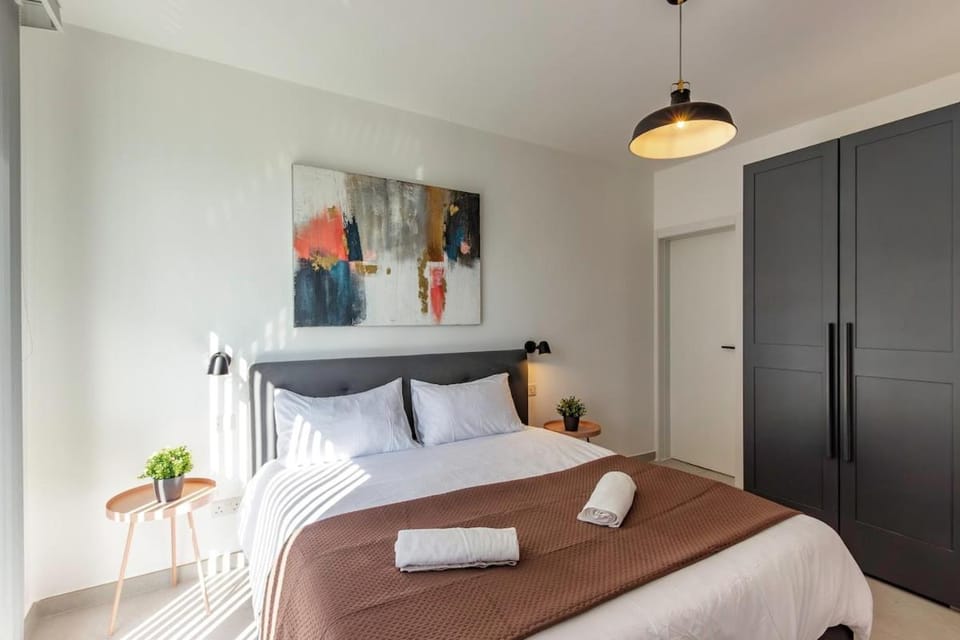 Central 2BR, sunny terrace and top location close to Beach Apartment in Saint Julians