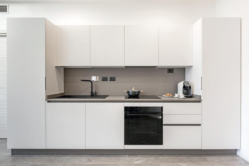 Coffee/tea facilities, dishwasher, oven, stove, kitchen