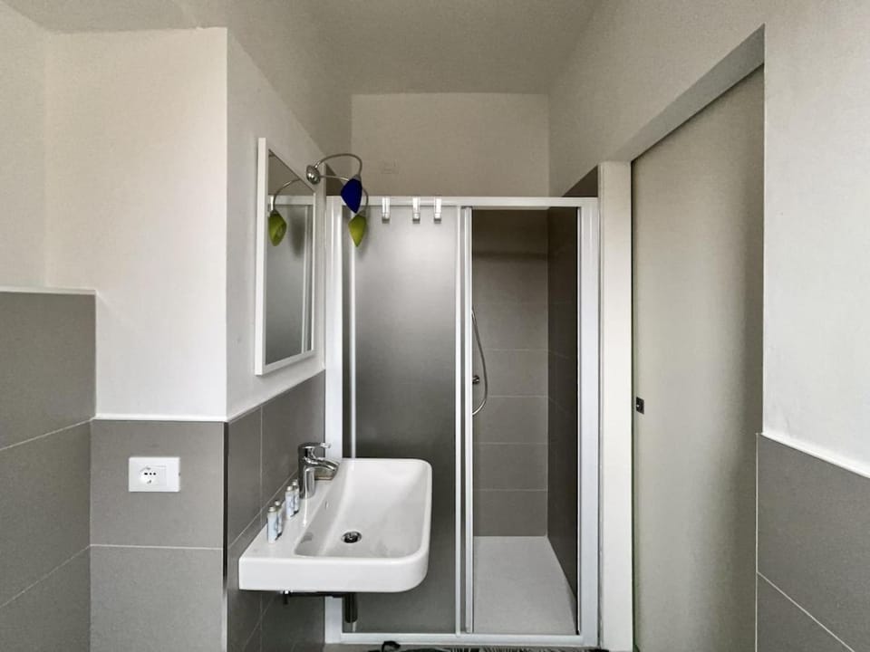 Shower, Bathroom, towels