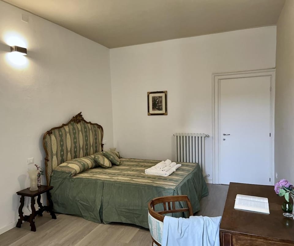 Bed, Photo of the whole room, towels