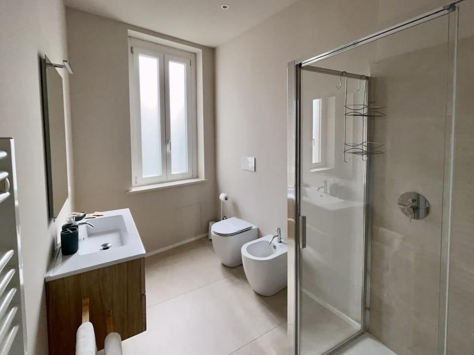 Shower, Toilet, Bathroom, bidet, towels