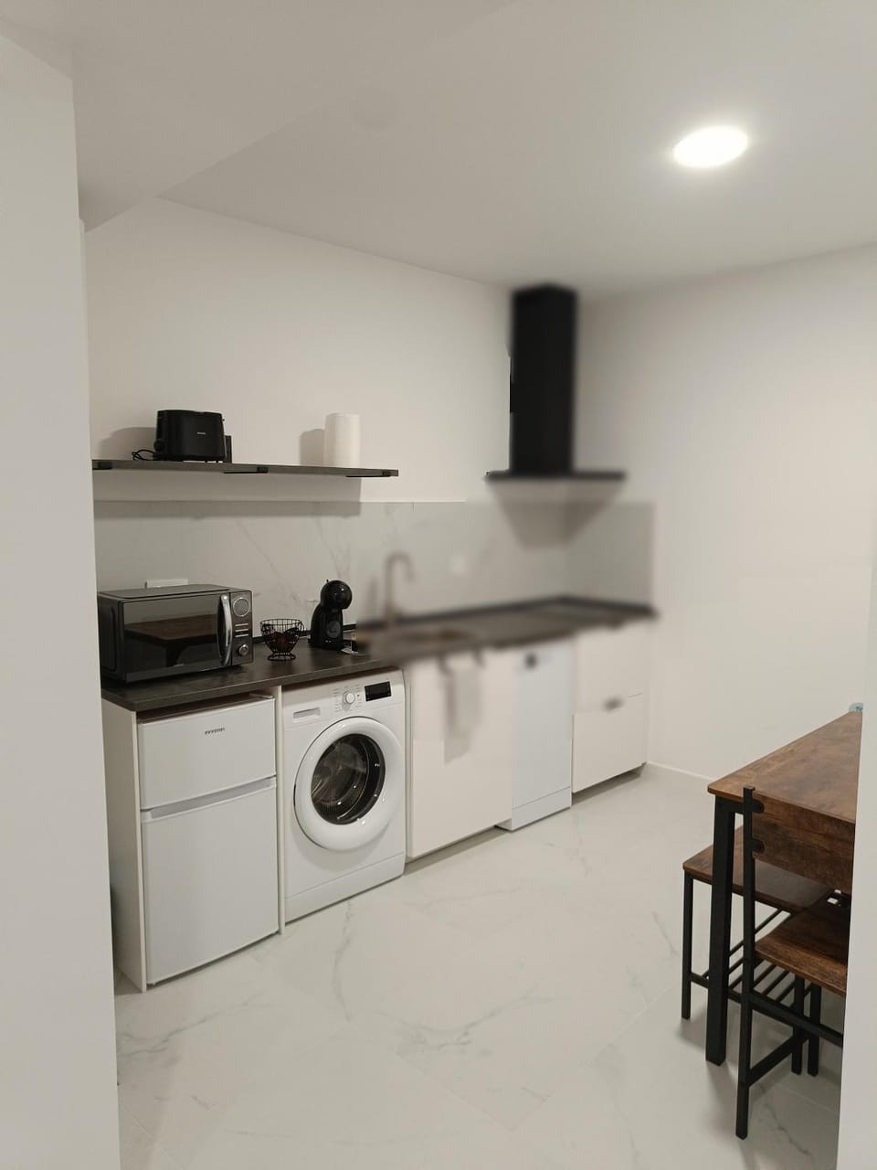 Kitchen or kitchenette, dishwasher, oven