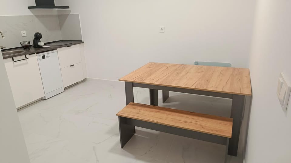 Kitchen or kitchenette, Dining area, stove