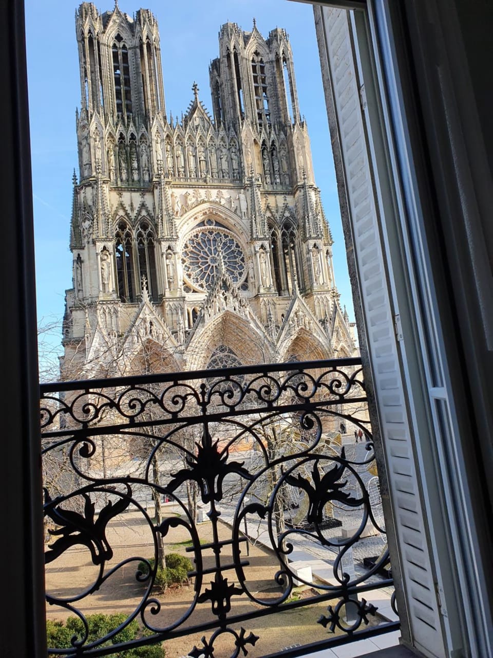 VUE EXCEPTIONNELLE sur la CATHÉDRALE, haut standing et garage privé Apartment in Reims