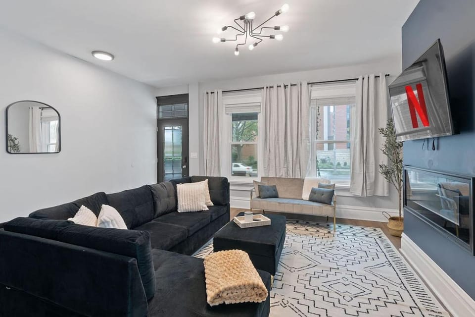 TV and multimedia, Living room, Seating area, Evening entertainment