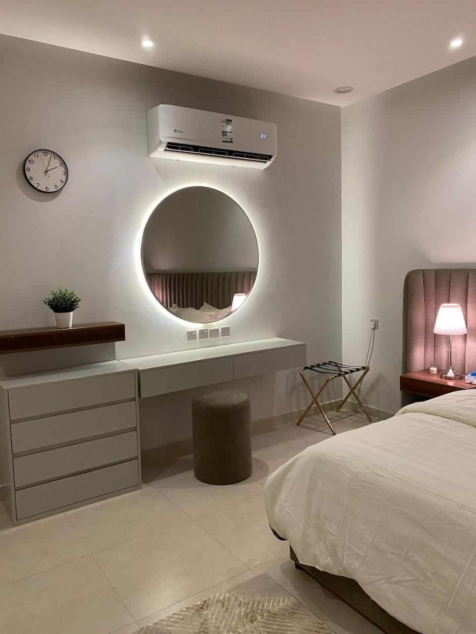 Bed, Photo of the whole room, Bedroom, air conditioner