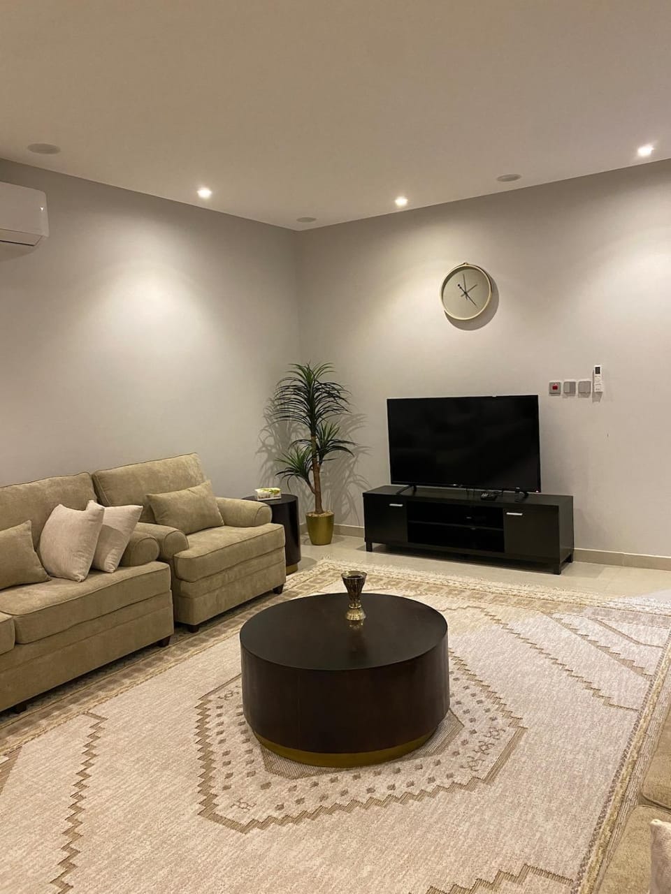 Communal lounge/ TV room, TV and multimedia, Living room, Seating area, Evening entertainment