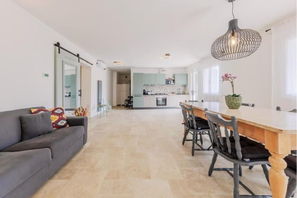 Kitchen or kitchenette, Living room, Seating area, Dining area, minibar, pet friendly