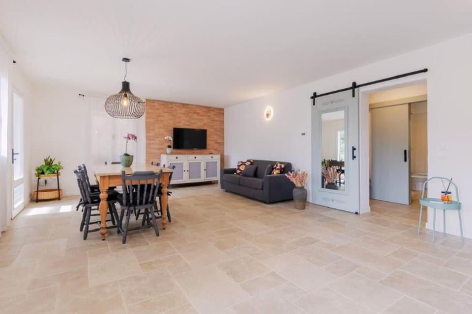 Kitchen or kitchenette, Living room, Seating area, Dining area, pet friendly