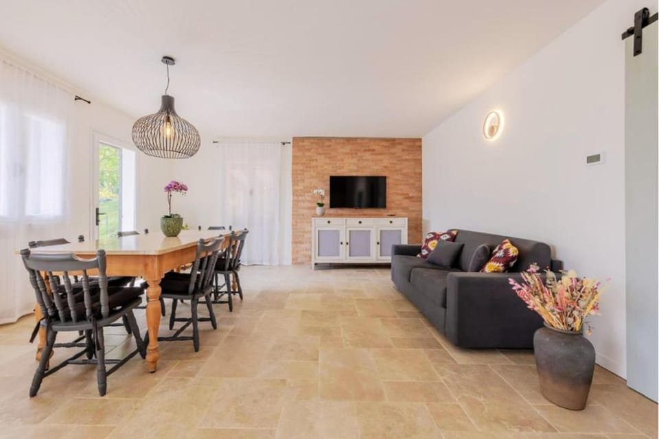 Communal lounge/ TV room, TV and multimedia, Kitchen or kitchenette, Living room, Seating area, Dining area, Evening entertainment