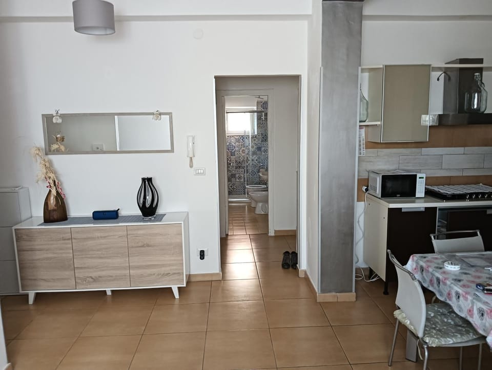 Kitchen or kitchenette, Dining area, stove