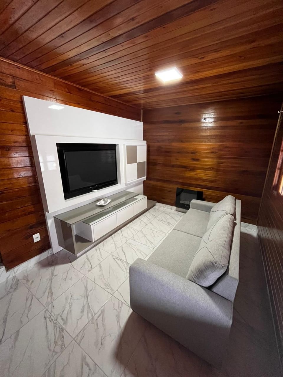 Bed, Living room, Seating area, Evening entertainment