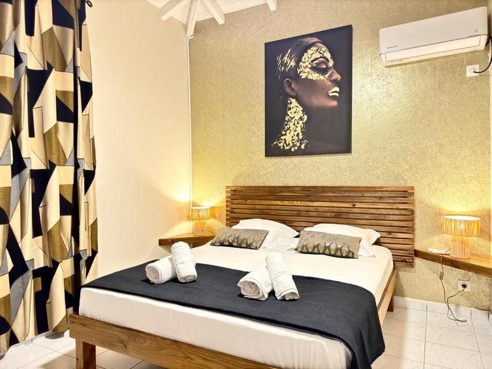 Bed, Photo of the whole room, Bedroom, towels, air conditioner