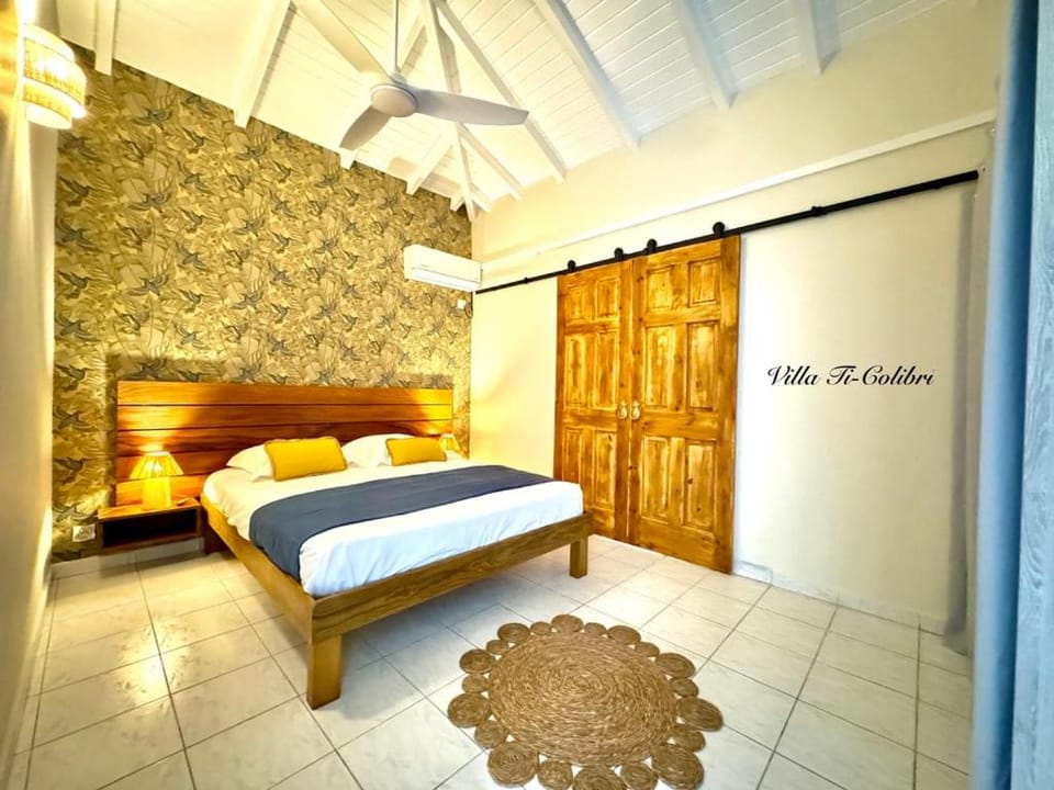 Photo of the whole room, air conditioner