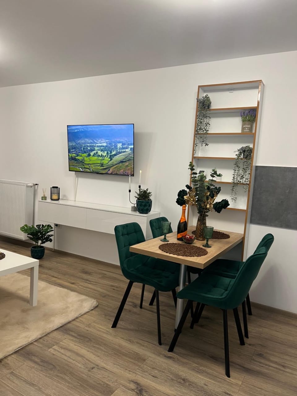 TV and multimedia, Living room, Seating area, Dining area